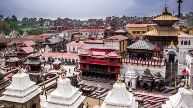 Yukarıdan aşağıya eski kutsal hindu yer görünümünü. Pashupatinath Tapınağı Katmandu, Nepal.