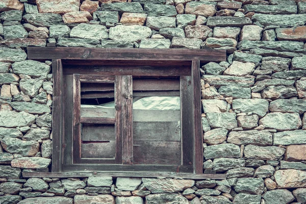 Feche Uma Janela Madeira Casa Pedra Tradicional Área Montanha Parque — Fotografia de Stock