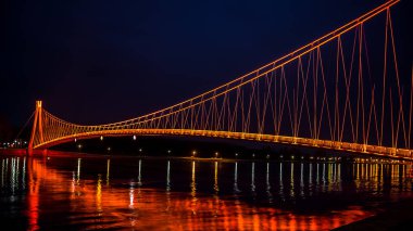 Renkli modern yaya köprüsü yan görünüm. Gece Ösek, Hırvatistan.