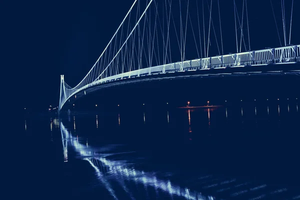Renkli modern yaya köprüsü yan görünüm. Gece Ösek, Hırvatistan.