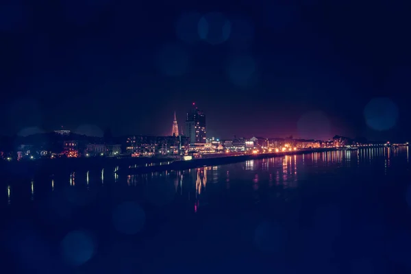 Osijek şehir ve nehir drava kuzeyinde doğal gece manzarası. Osijek gece, Hırvatistan.