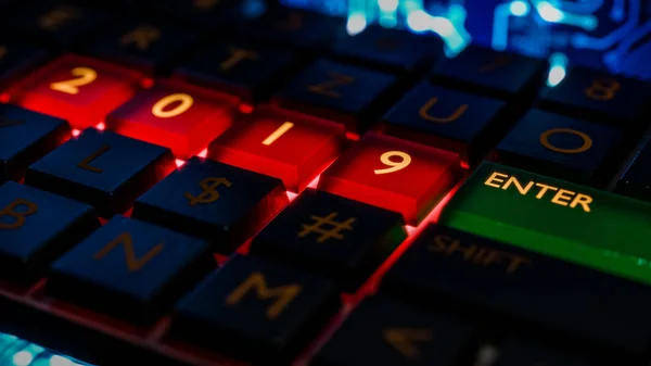 Kırmızı ışık ile klavye görünümünü 2019 sayı tuşlarıyla yukarıya kapatmak ve anahtar girin. Giriş veya yeni yıl başlamak için teknik kavram. Mutlu yeni yıl, 2019. 3D render.