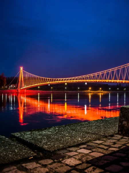 Vue Latérale Une Passerelle Piétonne Moderne Colorée Nuit Osijek Croatie — Photo
