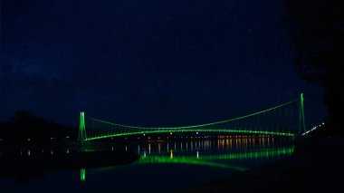 Renkli modern yaya köprüsü yan görünüm. Gece Ösek, Hırvatistan.