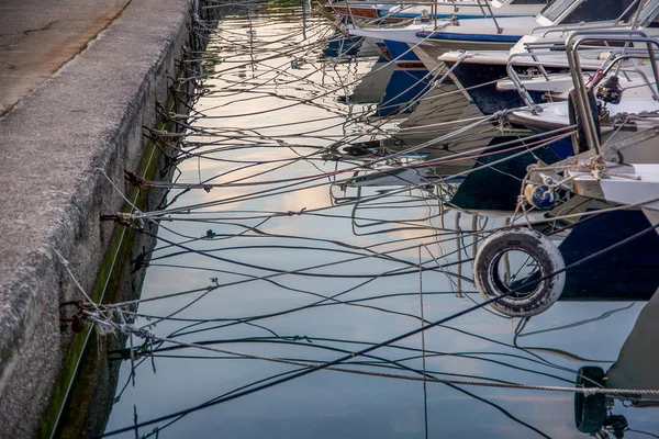 Landscape View Boats Tied Shore Many Ropes Hanging Sea Sky — Stock Photo, Image