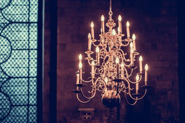 Canterbury, İngiltere'de 8 Kasım, 2018: iç Canterbury Katedrali. Avize aydınlatma karanlık hall.