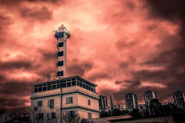 赤い空と灯台の幻想シーン クロアチア リエカ市の主な灯台 — ストック写真