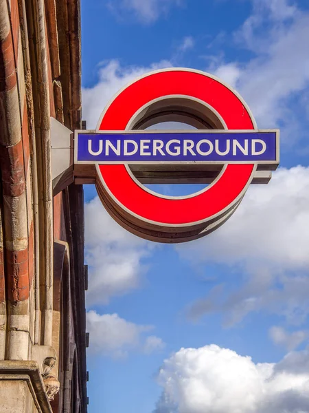 Close Van Traditionele Ondergrondse Teken Metro London Verenigd Koninkrijk — Stockfoto