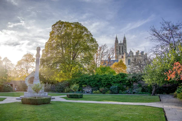 Canterbury Katedrali eastside üzerinde park manzaralı. Kent, İngiltere.