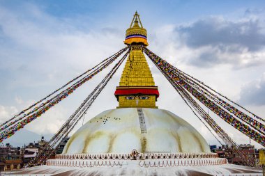 Boudhanath Stupa ve dua bayrakları önden görünümü manzara. Katmandu, Nepal. Boudha Stupa dünyanın en büyük stupas biridir.