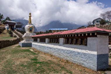 Budist kalıntı görünümü Namche ın Bazaarı müzede giriş kadar kapatın. Sagarmatha (Everest) Milli Parkı, Nepal.