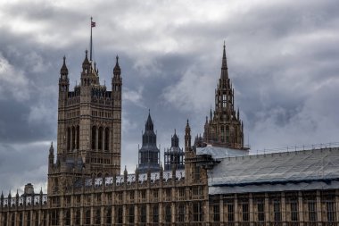 Houses of Parliament ve Big Ben görünümünü kapatın. Londra, İngiltere.