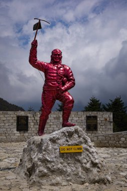 15 Nisan 2018 - Namche'nın Bazaarı, Nepal. Sherpa Tenzing Norgay anıt heykeli