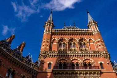London, Büyük Britanya - 13 Kasım, 2018 - yakın çekim tarihi St. Pancras Tren İstasyonu otele giriş görünümünü aşağı.