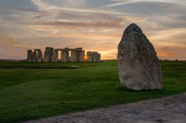 Stonehenge anıt panoramik manzaralı. Birleşik Krallık'taki renkli günbatımı.