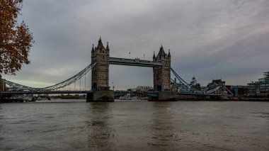 Tower bridge Thames Nehri üzerinde görünümünü manzara. London, Büyük Britanya.