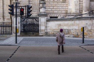 Adam geçiş Caddesi'nin arka görünümü kapatın. Kırmızı ışıkta semafor, tehlike. London, Büyük Britanya.