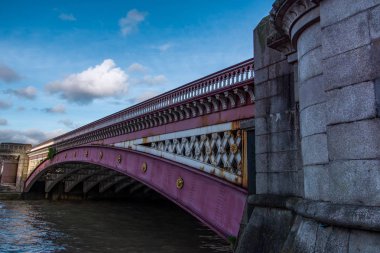 Southwark Köprüsü Thames Nehri üzerinde yan görünüm kapatın. London, Büyük Britanya.