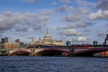 Southwark Köprüsü Thames Nehri üzerinde ve içinde belgili tanımlık geçmiş birçok gökdelenler ile iş modern bölgesi görünümünü manzara. London, Büyük Britanya.