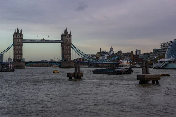 Liggande Tower Bridge Vid Themsen Vissa Fartyg Som Seglar Floden — Stockfoto