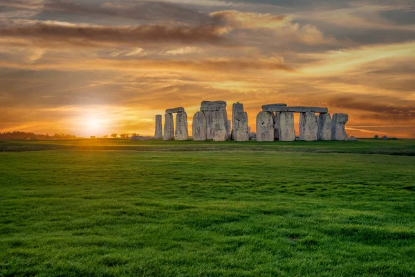 Stonehenge anıt panoramik manzaralı. Birleşik Krallık'taki renkli günbatımı.