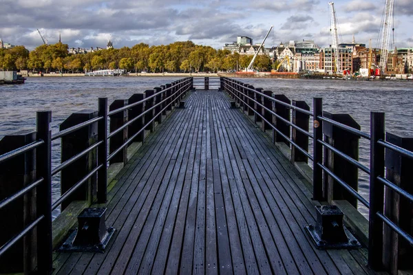 Vista Paisagem Plataforma Madeira Rio Tamanho Árvores Edifícios Fundo Londres — Fotografia de Stock