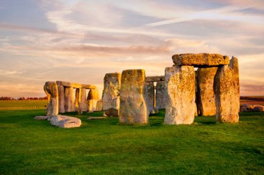 Stonehenge anıt görünümünü kapatın. Günbatımı gökyüzü. Birleşik Krallık.
