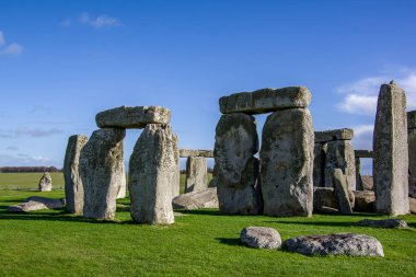 Stonehenge anıt görünümünü kapatın. Gün ışığı mavi gökyüzü ile. Birleşik Krallık.