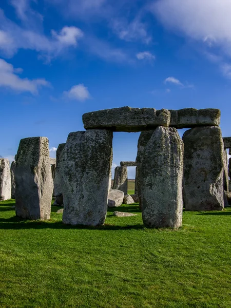 Stonehenge anıtının orta bölümünün görünümünü kadar kapatın. Gün ışığı mavi gökyüzü ile. Birleşik Krallık.