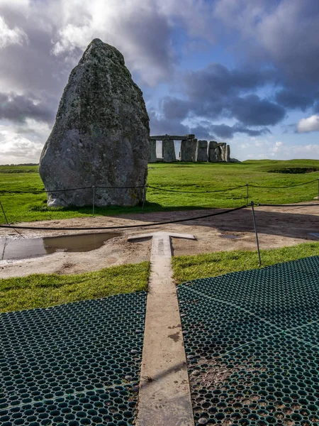 Görünüm solsticij taş üzerinde Stonehenge anıt kadar kapatın. Gün ışığı mavi gökyüzü ile. Birleşik Krallık.