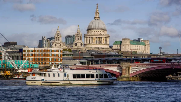 Liggande Moderna Affärsdistrikt Med Många Skyskrapor London Storbritannien — Stockfoto