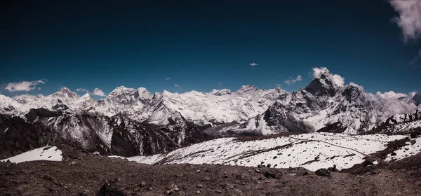 Panoráma Ama Dablam és a sziget-csúcs. — Stock Fotó