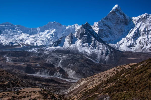 Tájkép a Ama Dablam-csúcs. — Stock Fotó