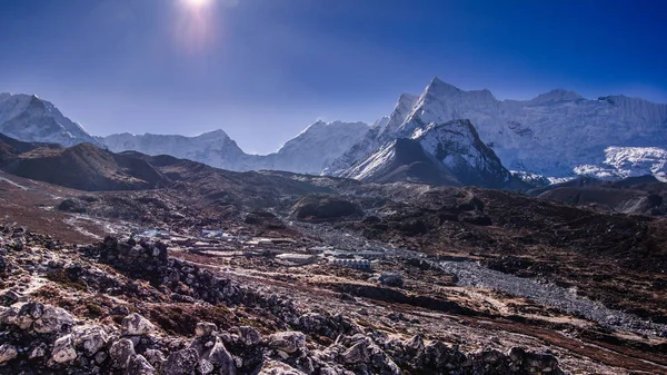 Vista panorámica del pueblo de Chukhung y el pico de la isla — Foto de Stock