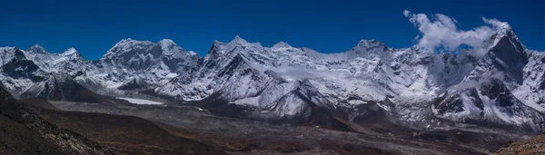 Panorámás kilátás nyílik a jobb és szigeten csúcs Ama Dablam-csúcs — Stock Fotó