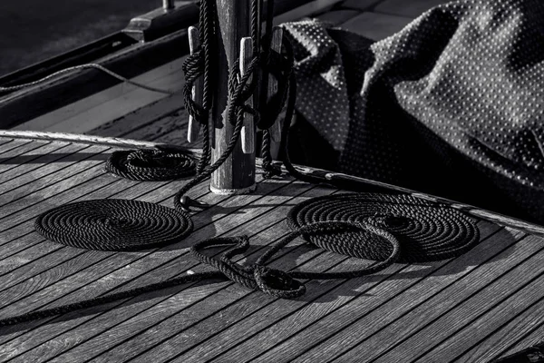 Vue paysage de la corde disposée en cercle sur le pont de bateau en bois . — Photo