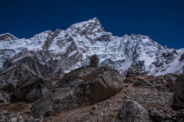 Ölü dağcılar için anıtın manzara görünümü 
