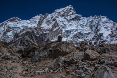 Ölü dağcılar için anıtın manzara görünümü 