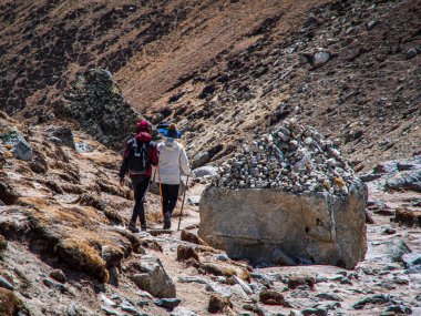 İki yürüyüşçünün manzara görünümü