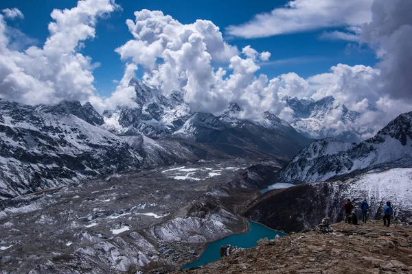 Landschap uitzicht op Gokyo Village en Dudh Pokhari Lake. — Stockfoto