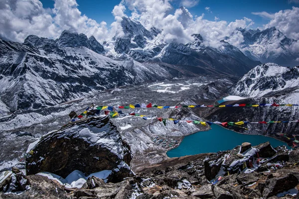 Landscape view of Gokyo village and Dudh Pokhari lake. V — Stock Photo, Image