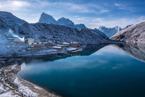 Landschap uitzicht op Gokyo Village en Dudh Pokhari Lake. — Stockfoto