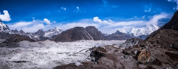 Landschap uitzicht op Gokyo gebied van Cho La Pass. — Stockfoto