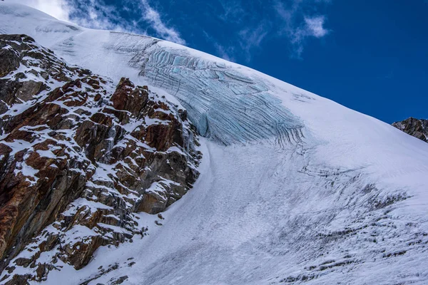 Pohled na výšku ledovce před průsmyk Cho La. — Stock fotografie