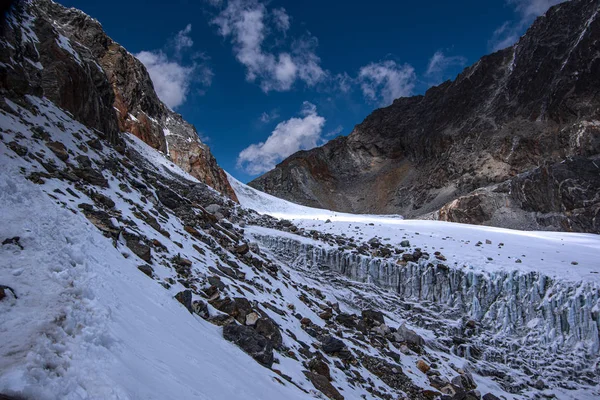 Uitzicht op het landschap van de gletsjer op voor Cho La Pass. — Stockfoto