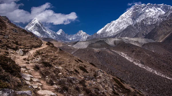 Landscape view of the path leading to the Cho La pass. — Stock Photo, Image