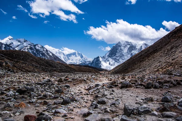 Landschaps zicht op stenen rond pad naar Everest Base Camp. — Stockfoto
