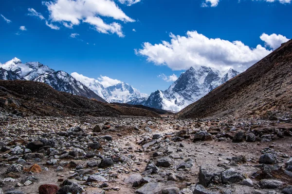 Everest Ana Kampı'na giden yol etrafındaki taşların manzara görünümü.
