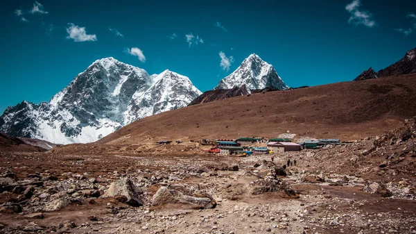 Lobuche köyünün manzara görünümü.