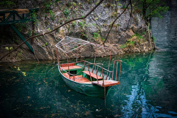 Renkli su üzerinde yeşil bir metal tekne manzara görünümü. Kanyon 